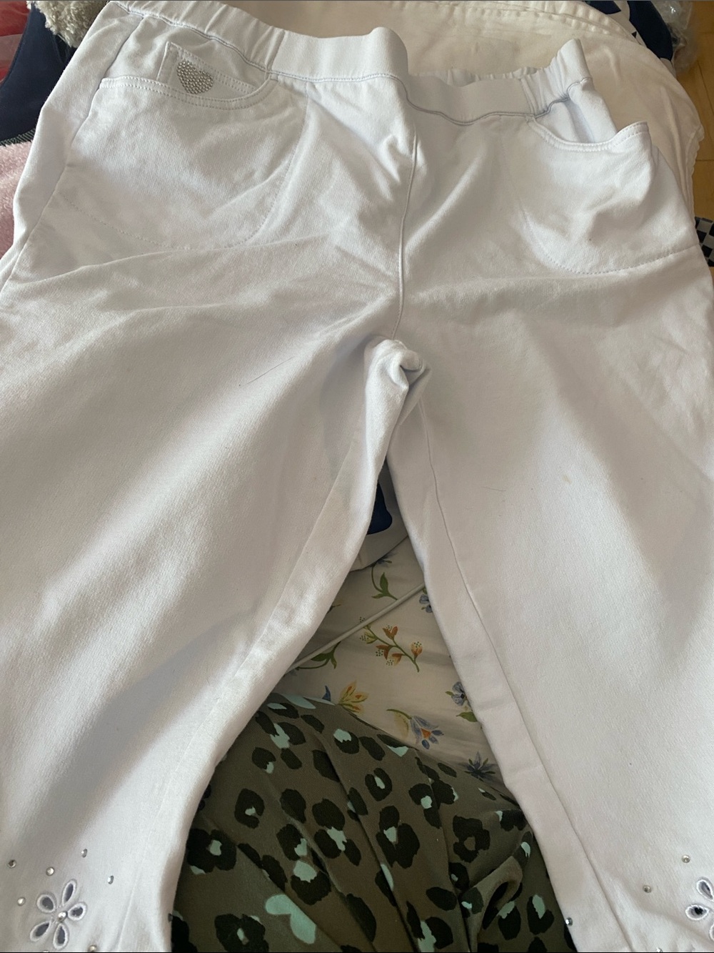 Quacker Factory White Capri with Eyelet Detail In 1X